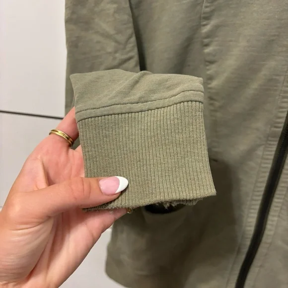 Lululemon On The Daily Hoodie
Heathered Fatigue Fog - Picture 10 of 12